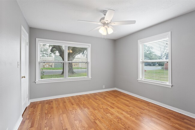 Photo - 302 S Hardie St