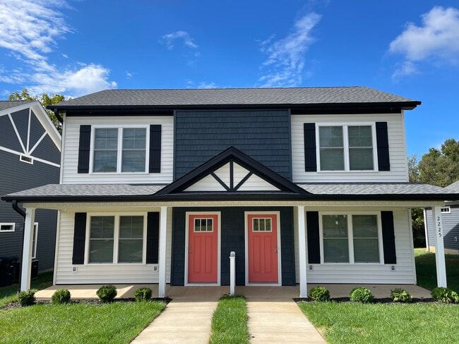 Beautiful craftsman exterior - 2225 Kenwood Blvd SE Unit B