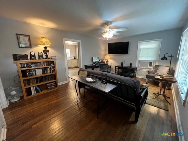 Photo - 859 Oasis St