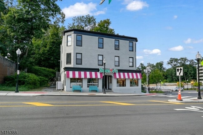 Building Photo - 38 Morris St