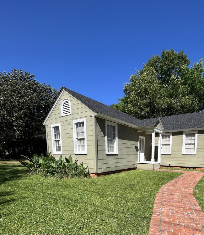 Adorable covered front entry - 918 Blythe Ave Townhome