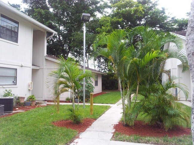 Spacious 2 bedroom 2 bath very private villa - Spacious 2 bedroom 2 bath very private villa Condo Unit G