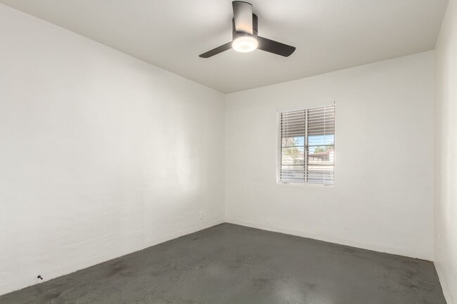 Photo - 2452 E Amelia Ave Unit 02