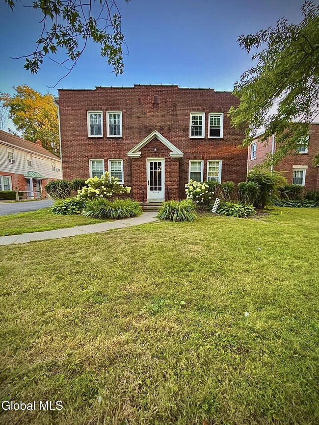 Building Photo - 2228 Crescent Rd Unit 4 Rental