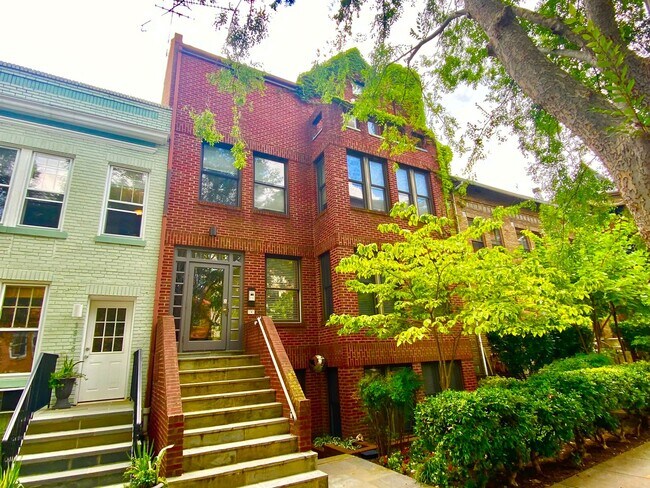 Building Photo - Dupont Circle 1 Bedroom Charmer with Patio... Unit 1 Rental