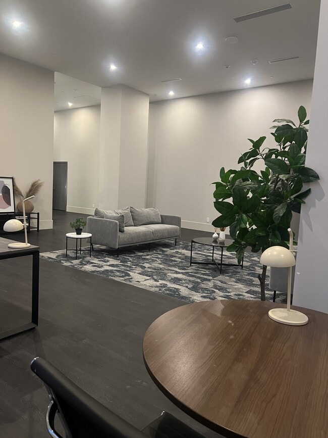 Photo - 901-901 Lougheed Hwy.