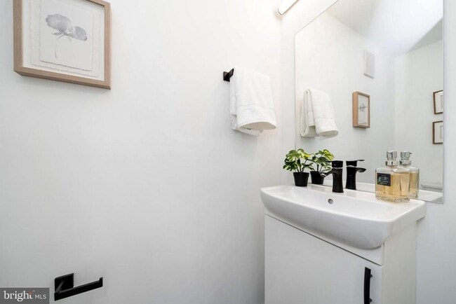 Photo - 750 19th St NE