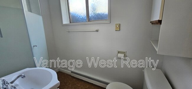 Photo - 1480 Leaside Ave