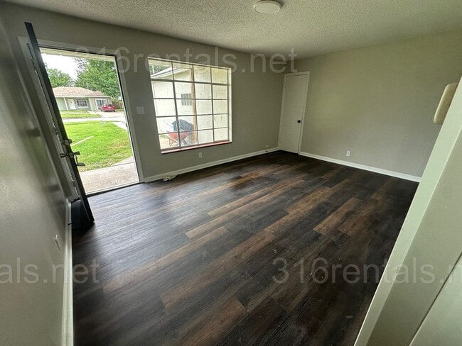 Building Photo - $1045 - 2 bed 1 bath - Single Family Home