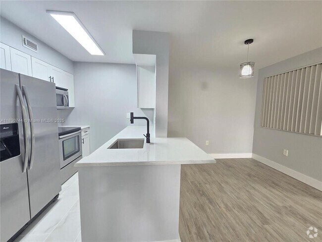 Building Photo - 2831 N Oakland Forest Dr Rental