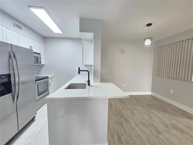 Building Photo - 2831 N Oakland Forest Dr Rental