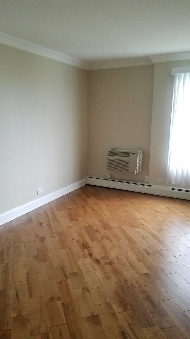 Photo - 16 E Old Willow Rd