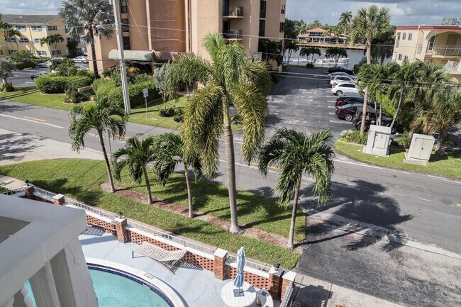 424 N Riverside Dr