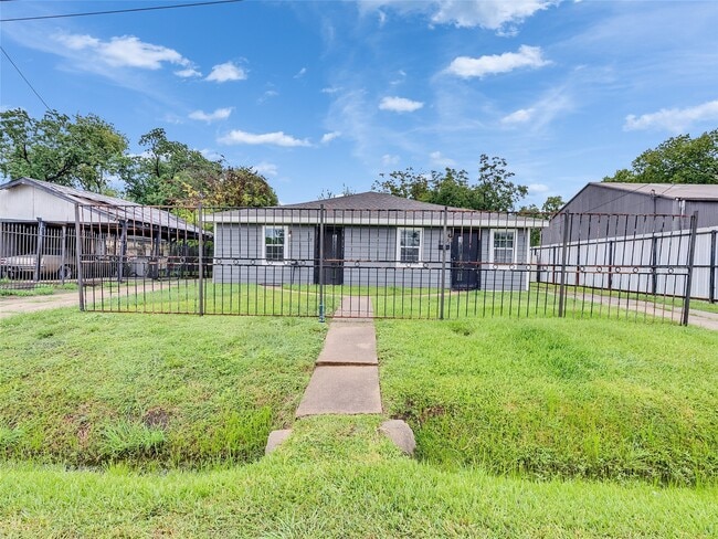 Photo - 1107 E 40th 1/2 St