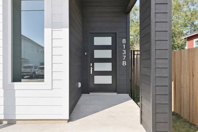 Photo - 8137 Cabot St