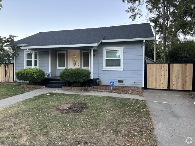 NEW side gates - 4404 Lantana Ave Rental