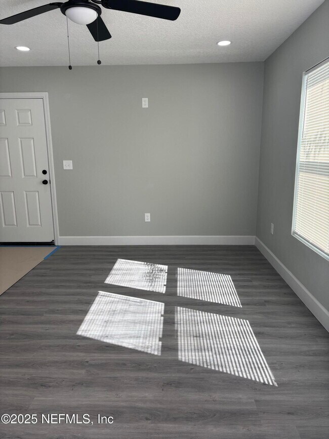 Photo - 1963 W 4th St