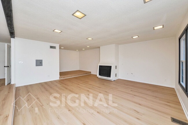 Photo - 432 Argonne Dr NE