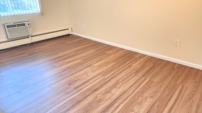 Building Photo - 918 S Logan St Unit 102