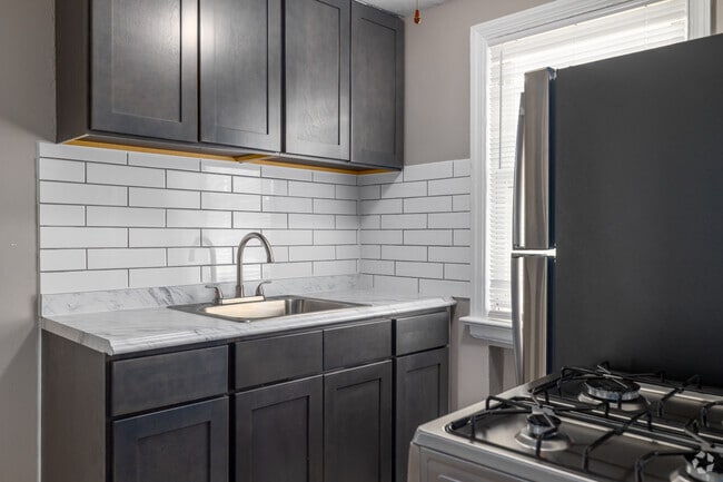 1BR, 1BA - 500SF - Premium Classic - Kitchen - Nottingham Apartments in Hamilton, NJ