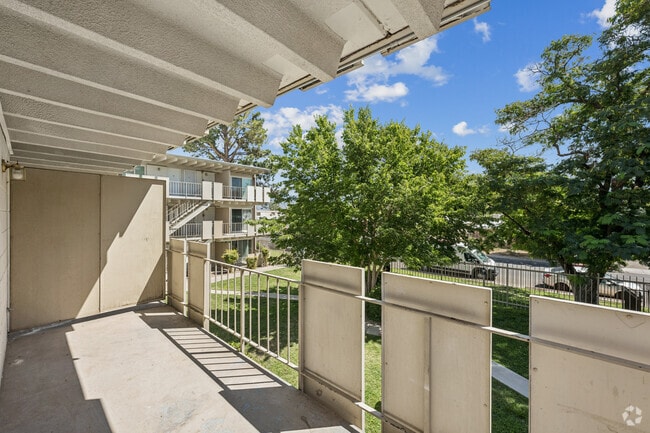 2BR, 1BA - 810SF - Balcony