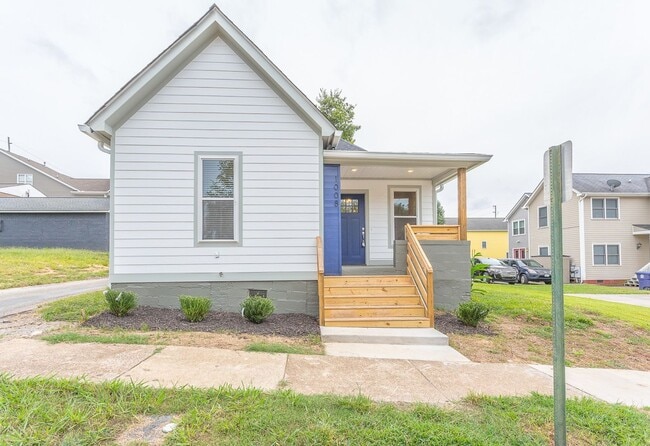 Building Photo - Remodeled 3 Bedroom Close to Downtown