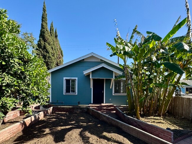 Adorable casita - 534 E 19th St Apartments