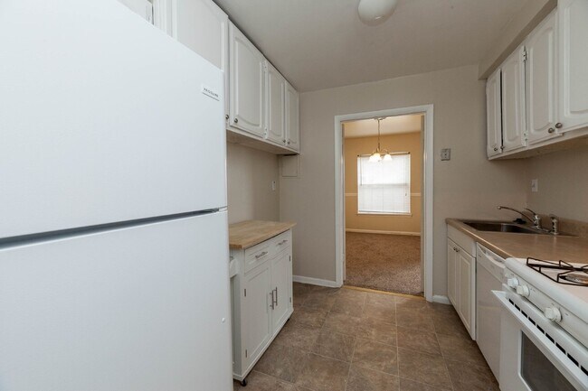 Looking for a 2 bedroom (1 bed w Den/additional small bedroom)