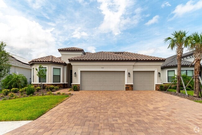 Building Photo - Stunning Pool Home - Artisan Lakes