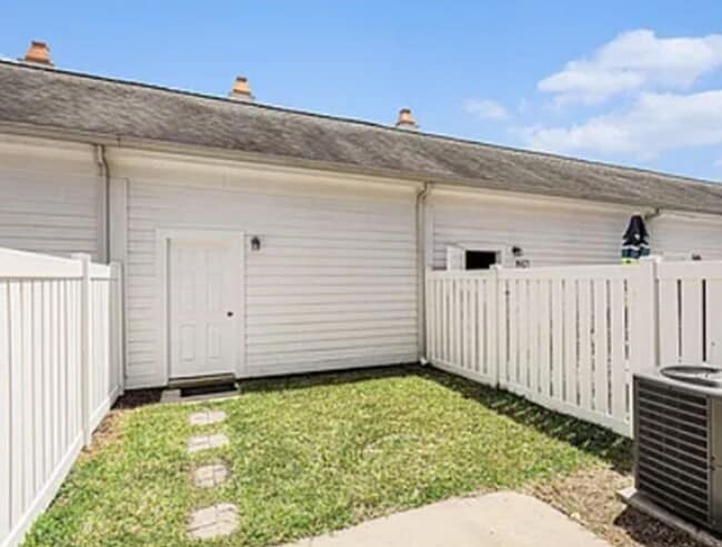 Photo - Reduced! Market Common townhouse with garage!!