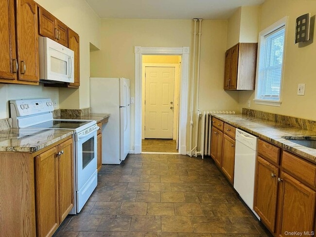 Building Photo - 22 Cozzens Ave Unit 1-1 Rental