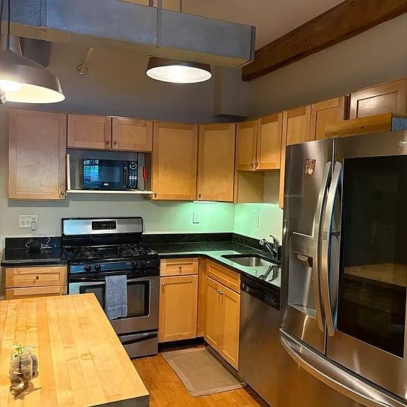 Building Photo - 160 Fremont St Unit 105