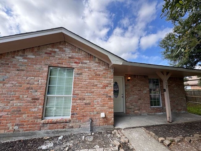Building Photo - BEAUTIFUL HOME IN ANGLETON. MOVE IN READY!.