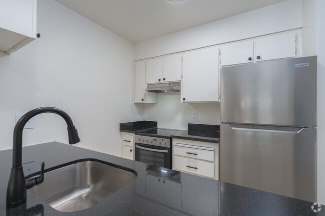 2BR, 1BA - 650SF - Kitchen