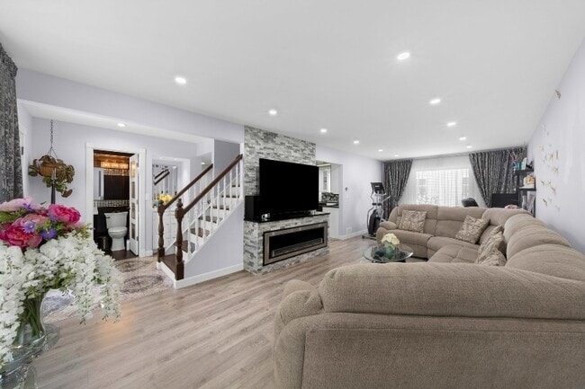 Photo - 264 N Southport Rd