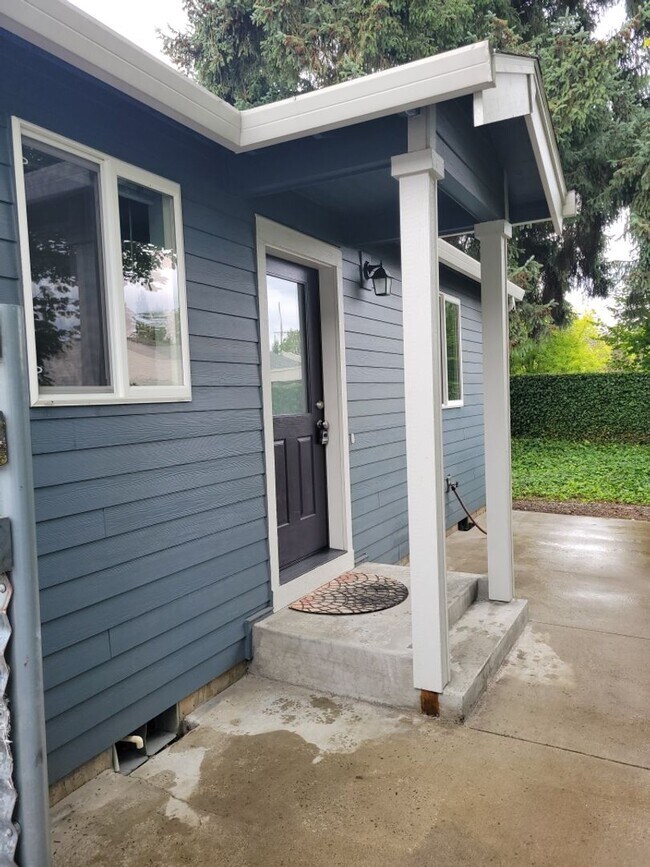 Building Photo - Charming SE Bungalow 3 Bed 2 Bathroom with Washer & Dryer Unit #B