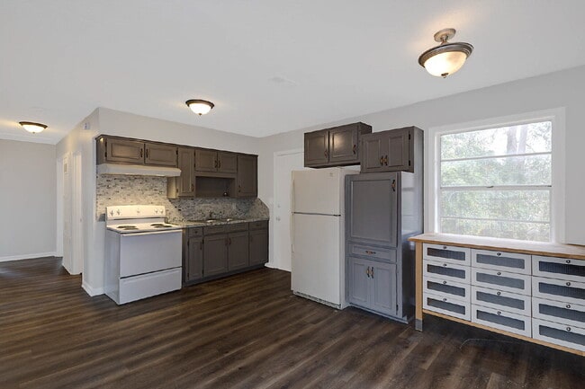 Building Photo - Newly Renovated 4BR/2BA Home with Large Yard + Storage Shed | Flexible Kitchen Island