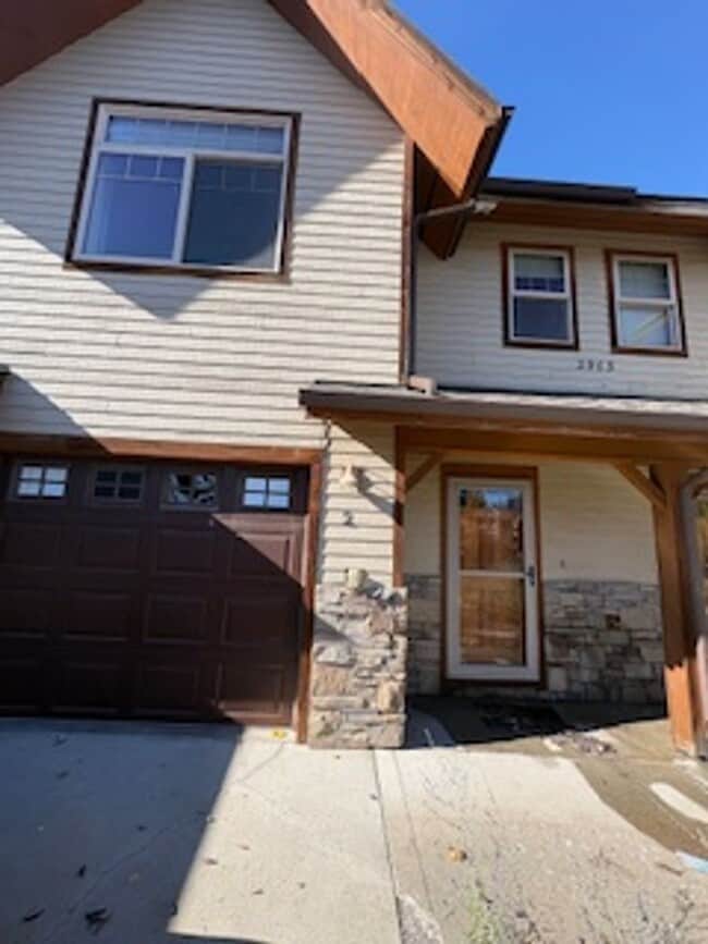 Building Photo - 3 Bedroom / 2 Bathroom Townhouse – Pet Fri...