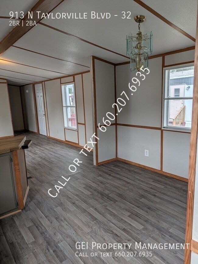 Photo - 913 N Taylorville Blvd