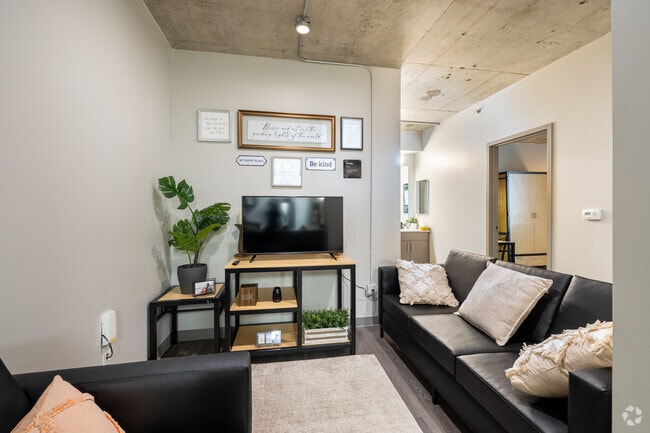 4BR, 2BA - 1,000SF - Living Room