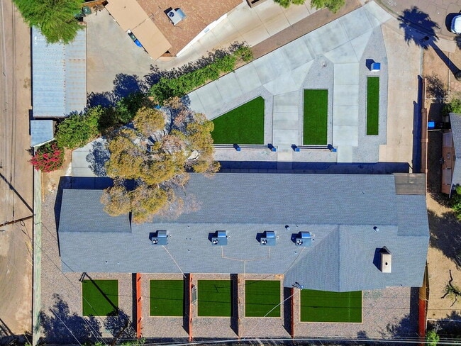 Photo - Remodeled 1BR with Private Yard + $250 Gif... Unidad 2