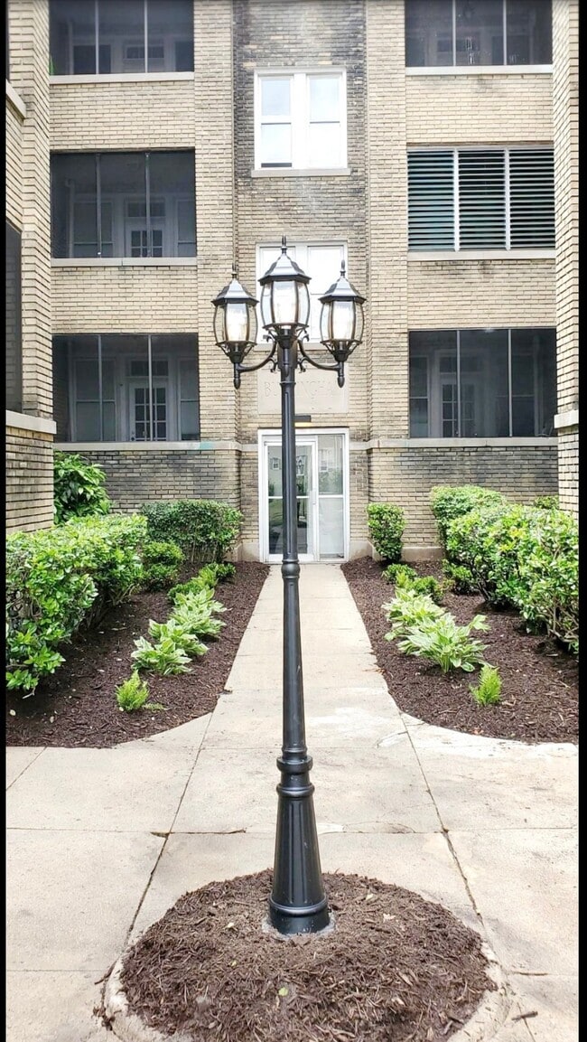 Building Photo - 1611 Hampton Blvd