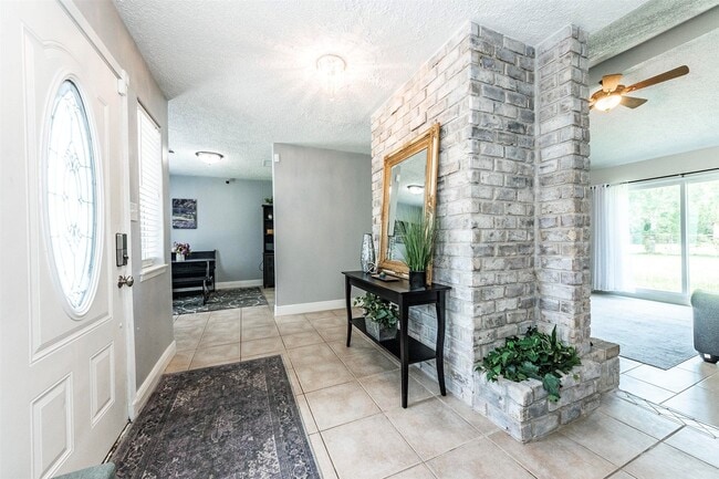 Photo - 405 Avondale Ln