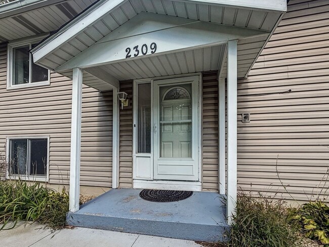 2309 Woodbridge Cir N