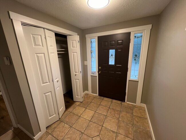 Photo - 1652 King John Way