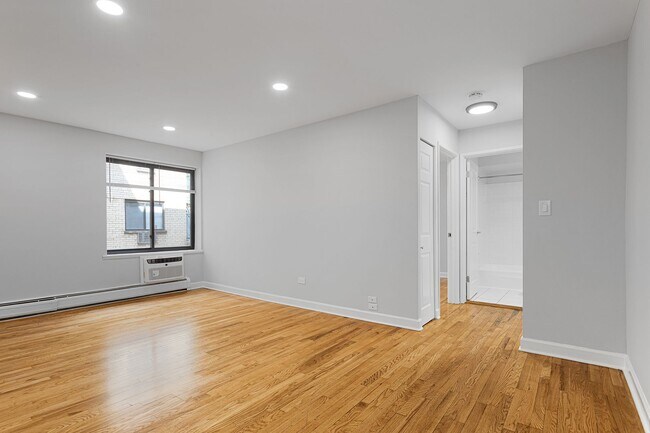Photo - 6755 N Sheridan Rd