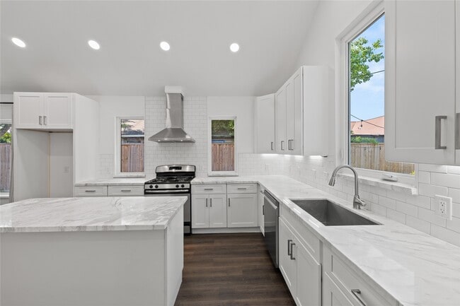 Photo - 3211 Cochran St