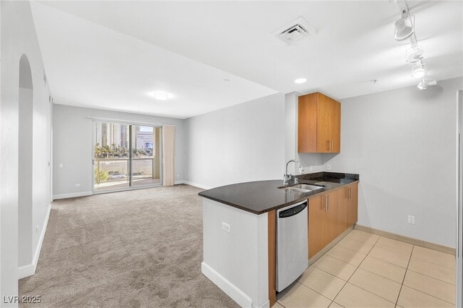 Building Photo - 200 W Sahara Ave Unit 206