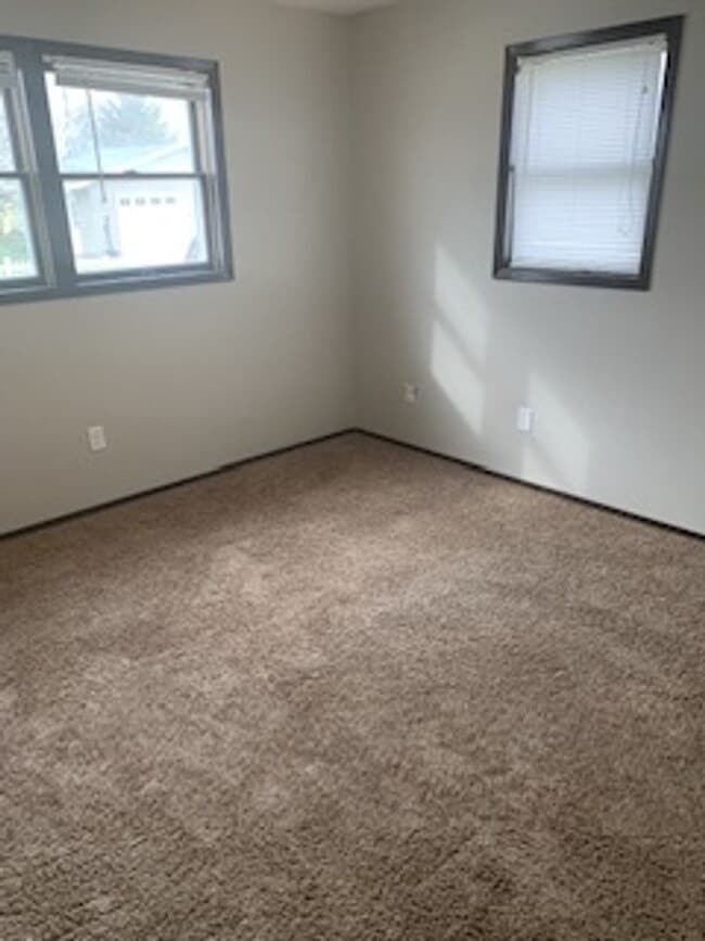 Building Photo - 409 3rd Ave SW Unit 409 3rd Ave SW -  2 Rental