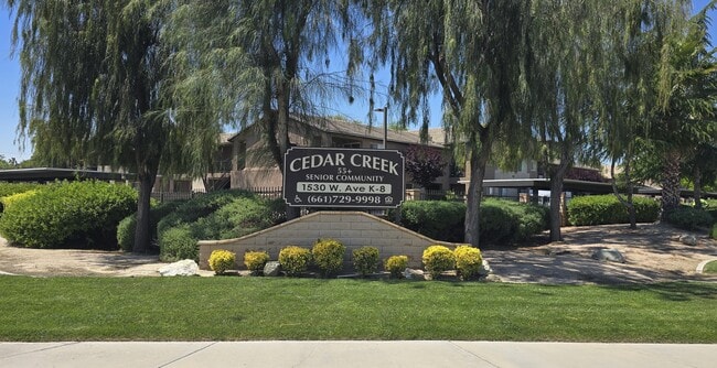 Signo de la calle principal - Cedar Creek Senior Apartments 55+